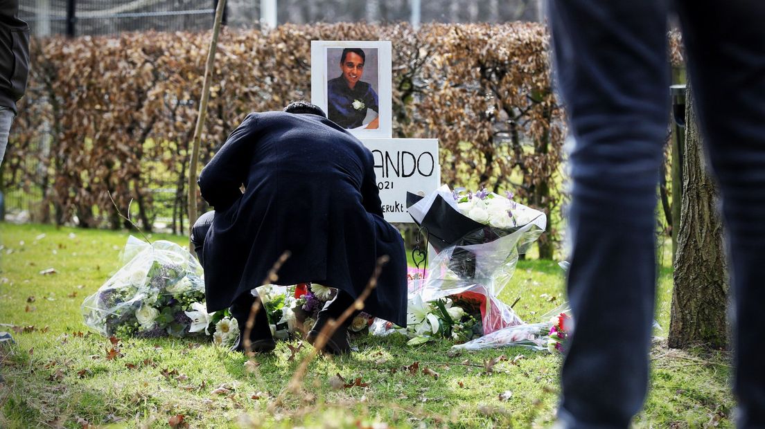 Familie en vrienden leggen bloemen voor Armando