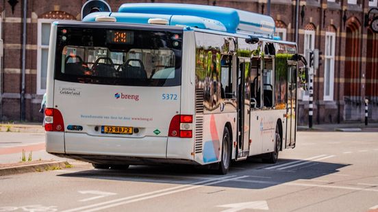 Bus en verhuiswagen botsen • botsing met legervoertuig. Bus en verhuiswagen botsen • botsing met legervoertuig.