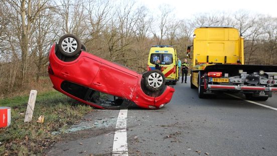 Auto vliegt uit de bocht en belandt op de kop