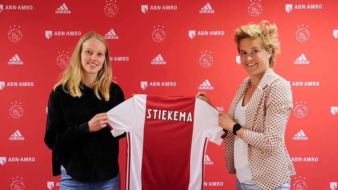 Iris Stiekema en Daphne Koster, manager vrouwenvoetbal bij Ajax (Rechten: Ajax Vrouwen)