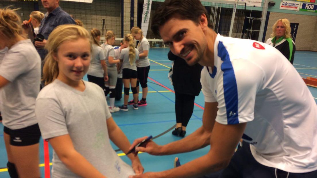 Wytze Kooistra, opgegroeid in Sleen, is populair bij de jonge volleyballertjes (Rechten: Karin Mulder/RTV Drenthe)