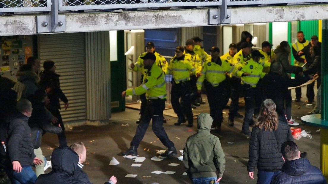 Politie op de been tijdens ADO Den Haag - Feyenoord