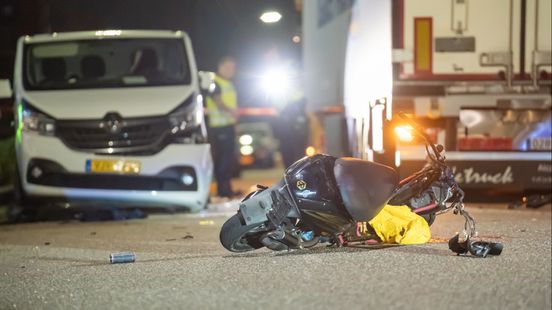 Man en meisje op scooter zwaargewond na botsing op vrachtwagen en busje. Man en meisje op scooter zwaargewond na botsing op vrachtwagen en busje.