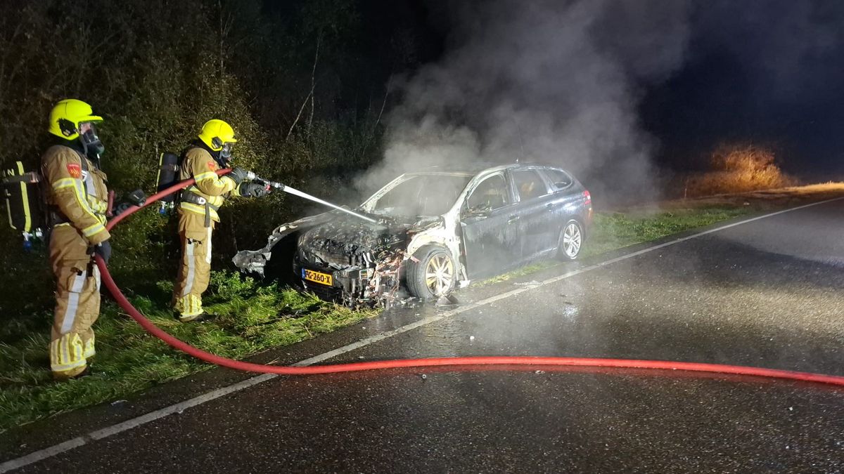 Bestuurder ontsnapt uit brandende auto Belfeld
