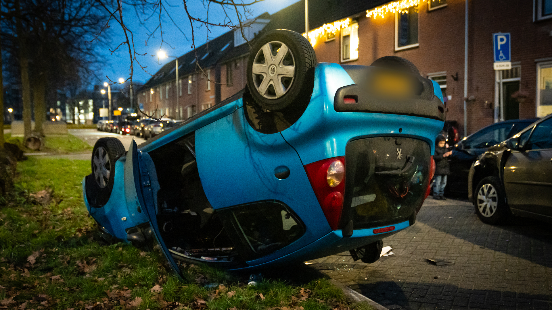 Auto op zijn kop na aanrijding