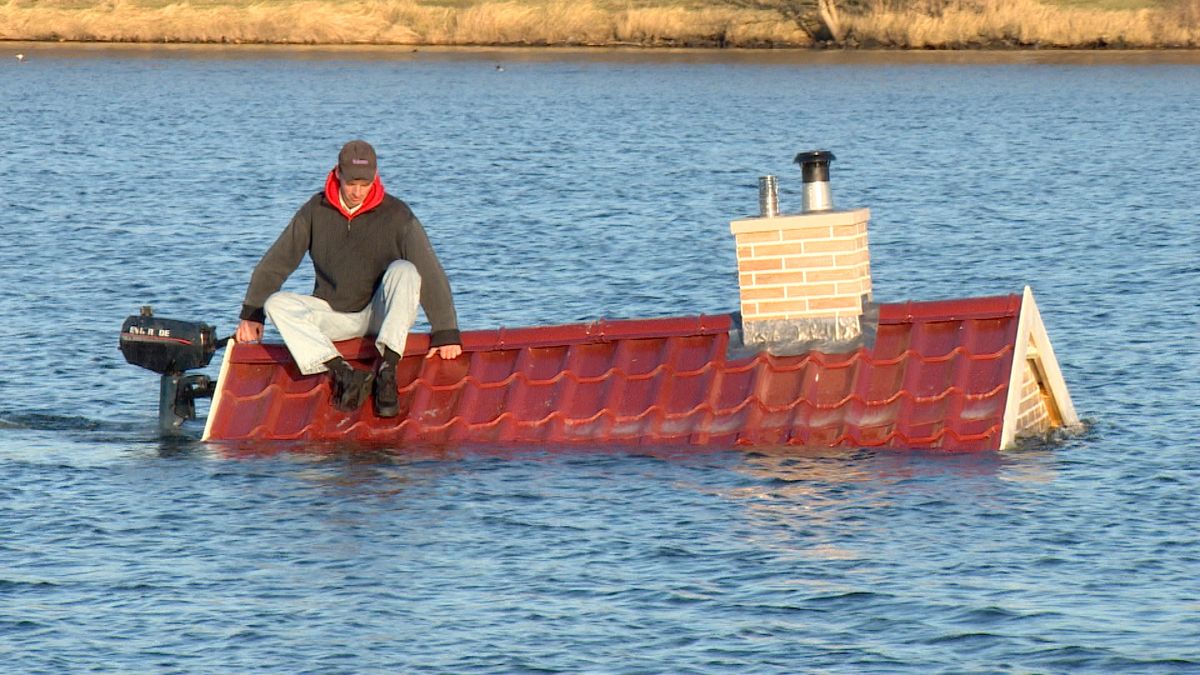 Drijvend dak met een buitenboordmotor als teken van hoop