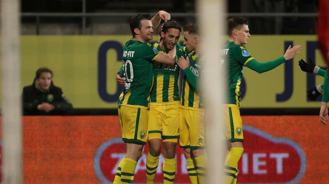 Falkenburg, maker van de 1-0 tegen PEC, bedankt aangever El Khayati. 