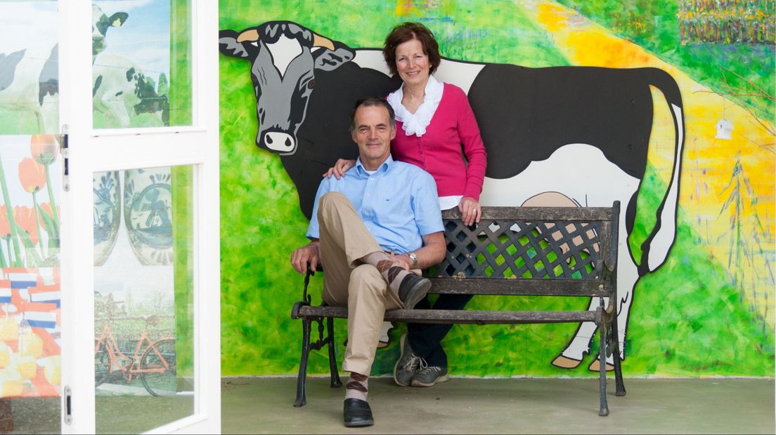 Pauline Nieuwenhuizen met haar inmiddels overleden man in de boerderijwinkel