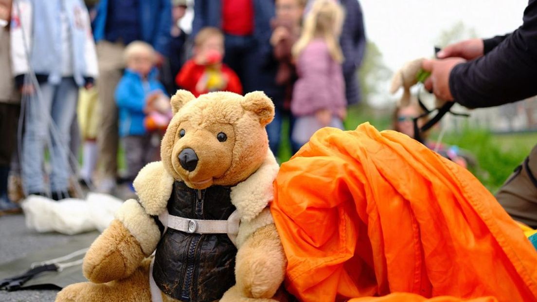 Teddyberen aan de parachute bij Tour de Waal