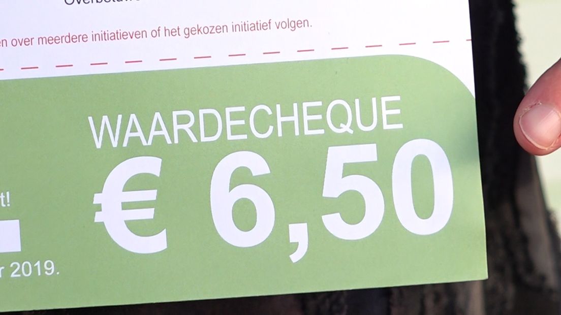 In de gemeente Overbetuwe is een strijd losgebarsten om de waardecheques van 6,50 euro die op de mat is gevallen van huishoudens. Zij mogen het bedrag besteden aan een lokaal initiatief naar keuze.