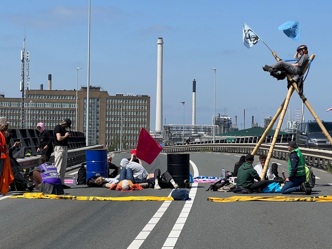 De demonstranten van Extinction Rebellion maakten zichzelf vast aan een olievat vol beton.