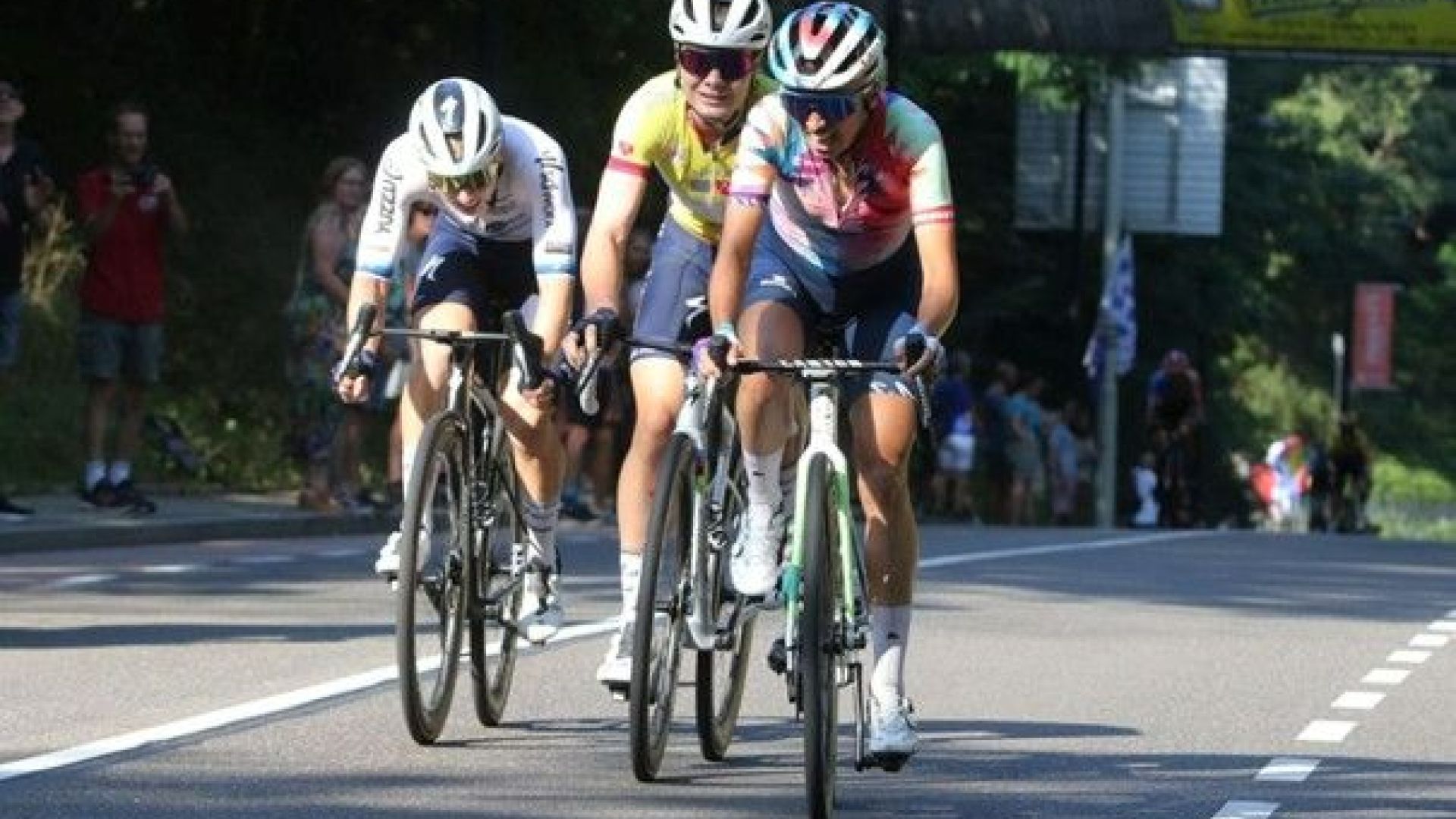 Simac Ladies Tour finisht in Lichtenvoorde: inspiratie voor jong talent als Puck Langenbarg.