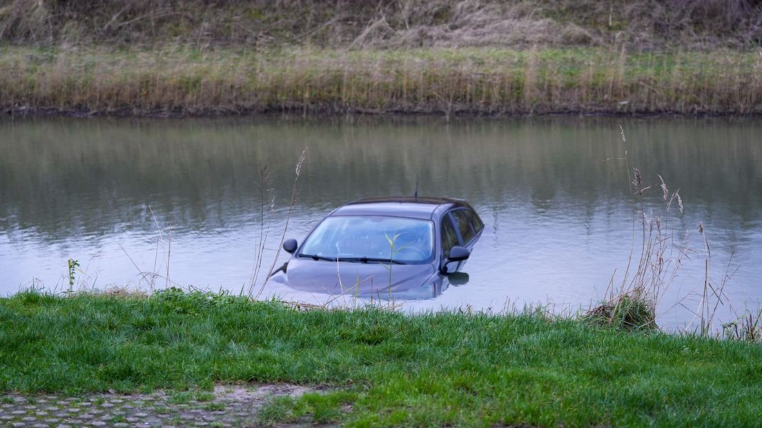 De auto rolde in het water