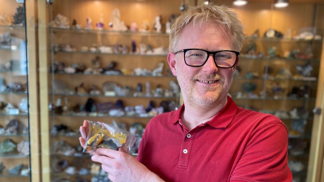 Stenenkenner Rolf Egberink met een 'giftge' steen