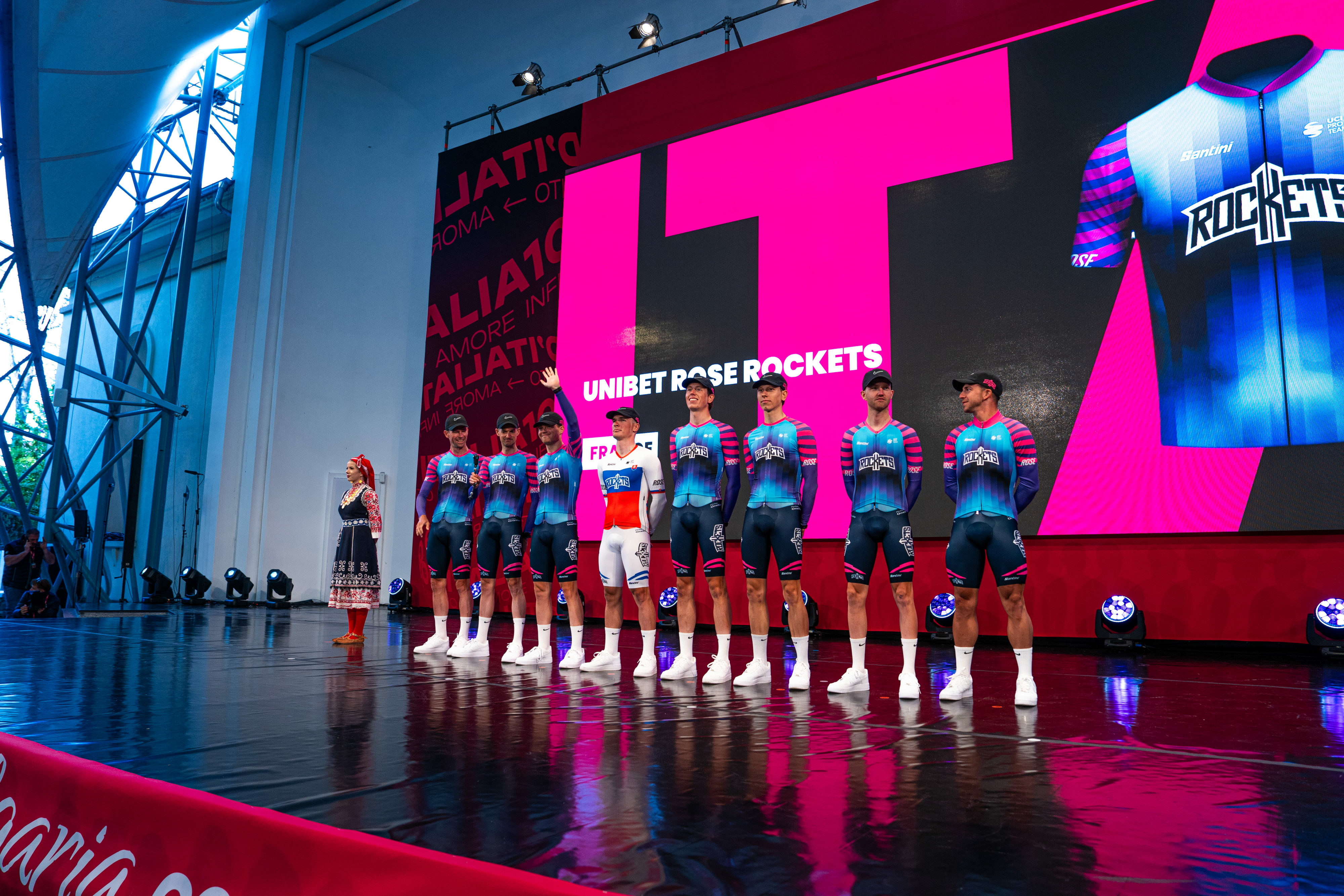 De Unibet Rose Rockets mei De Vries, twadde fan rjochts, by de ploegepresintaasje fan de Giro d'Italia