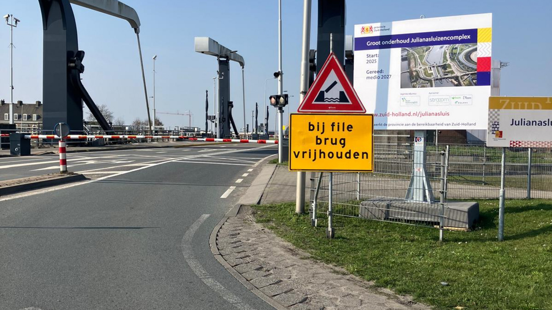 Aan beide kanten van de sluis staan nu waarschuwingsborden