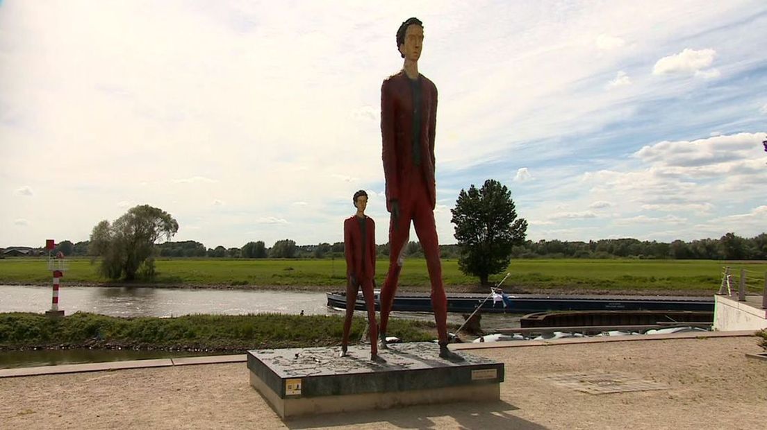 Het kunstwerk aan de IJsselkade met links de lege plek waar het kleinste mannetje stond.