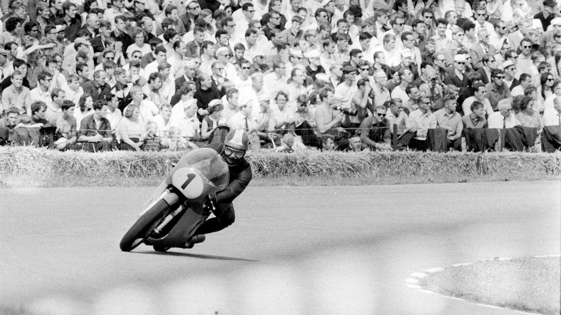 De winnaar in de 500cc-race van 1968, Giacomo Agostini (Rechten: ANP / Dick Coersen)