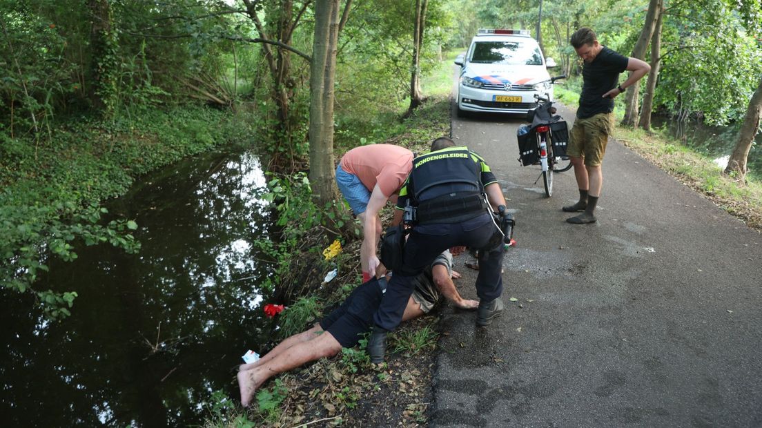 De fietster wordt op het droge getrokken