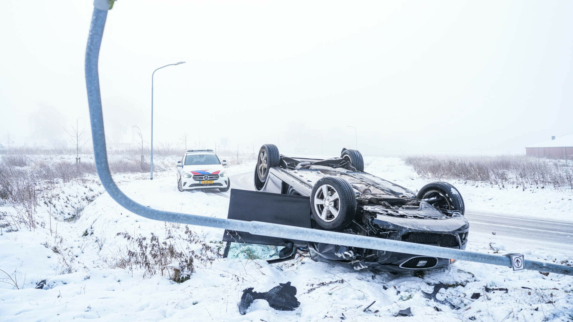 Auto slaat over de kop in Nieuw-Amsterdam