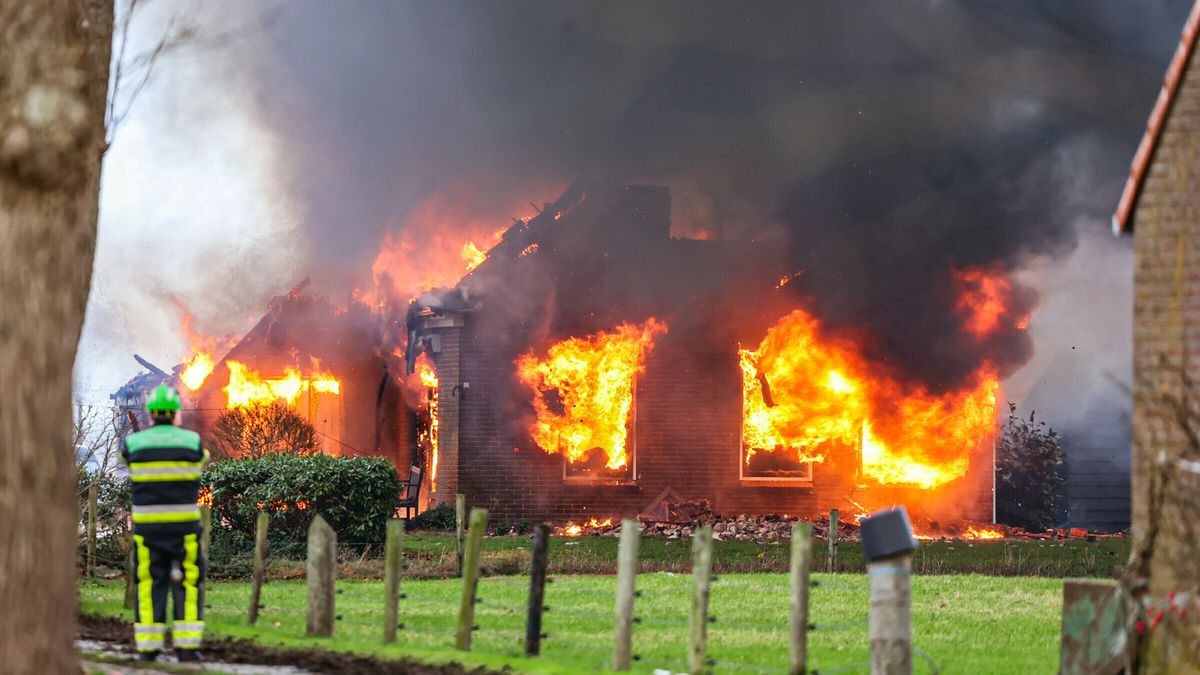 Dikke rookwolken bij woningbrand net over de provinciegrens