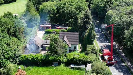 Brand verwoest bijgebouw naast woning