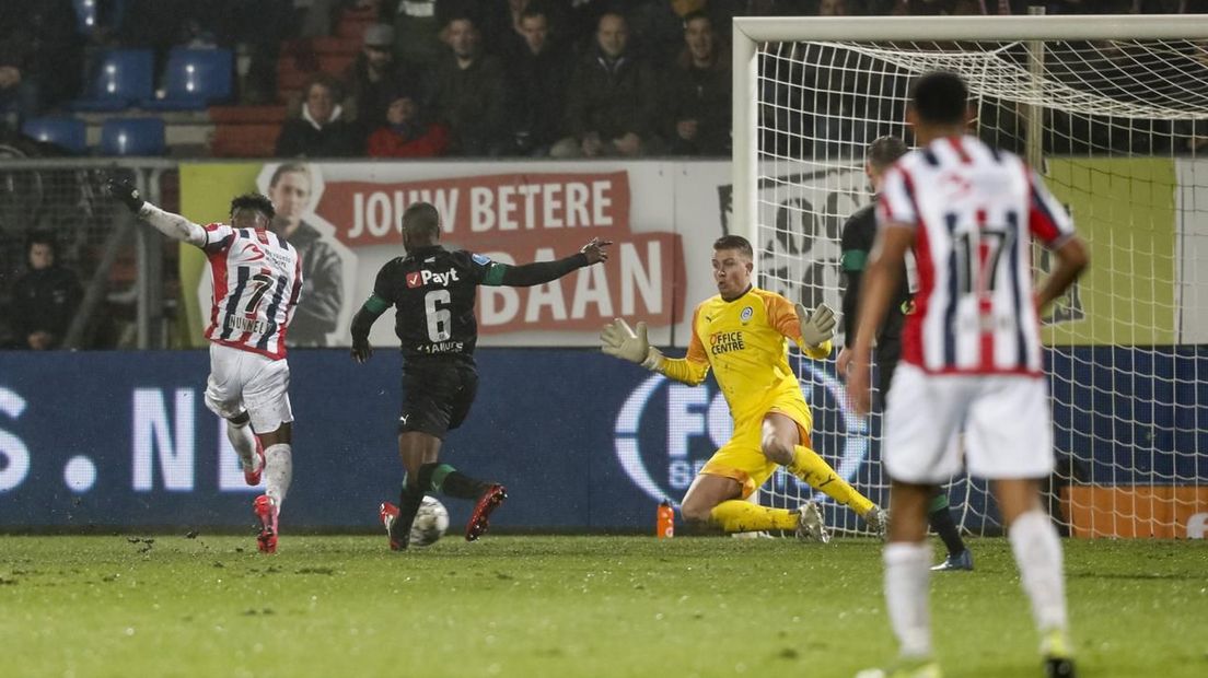 De openingstreffer van Willem II: Nunnely is Matusiwa te snel af en passeert doelman Sergio Padt