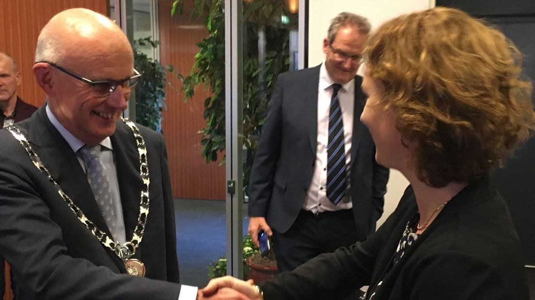 Rein Munniksma krijgt zijn ambtsketen voor Midden-Groningen om