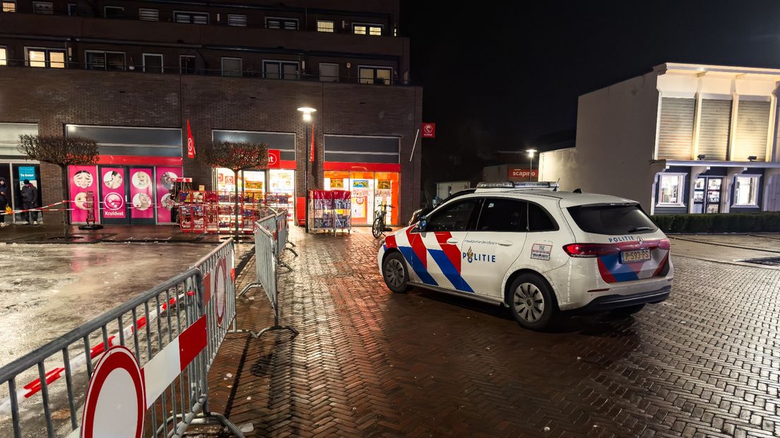Politie bij het Veenlustplein in Veendam op 11 januari, naast het tijdelijke ijsbaantje