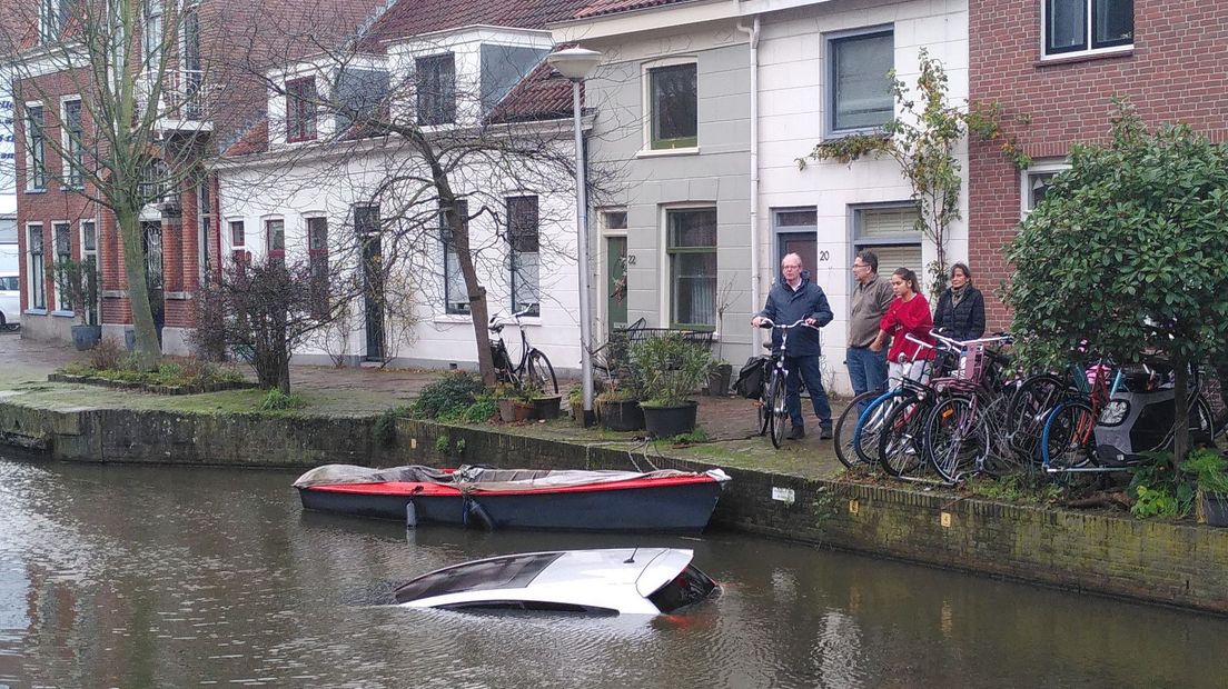 Auto te water in Delft