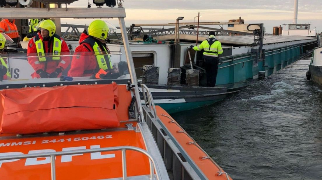 Het schip ligt aan wal en de politie doet onderzoek