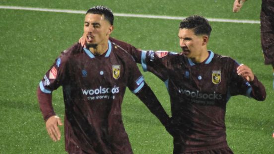 LIVE | Vitesse op 0-1 in Eindhoven door schitterende vrije trap van Bannis