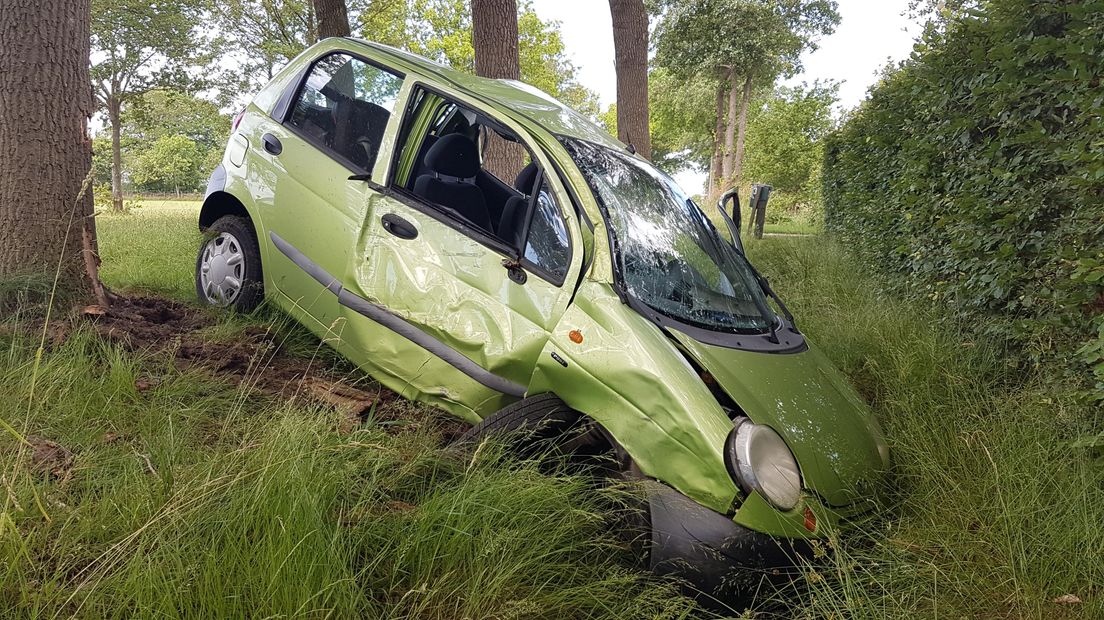 Automobilist botst tegen drie bomen in Ruinen (Rechten: Persbureau Meter)