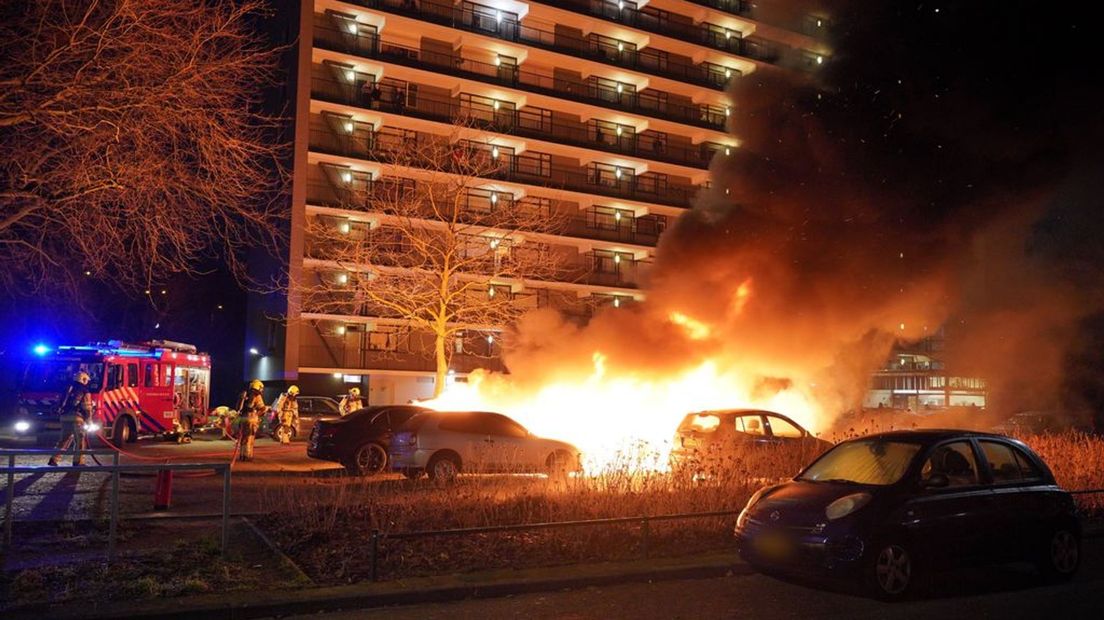 De vuurzee voor de flat in Nijmegen.