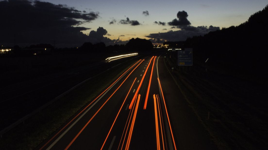 Vrouw ontsnapt aan ontvoering, verdachte crasht op A58 bij politieachtervolging