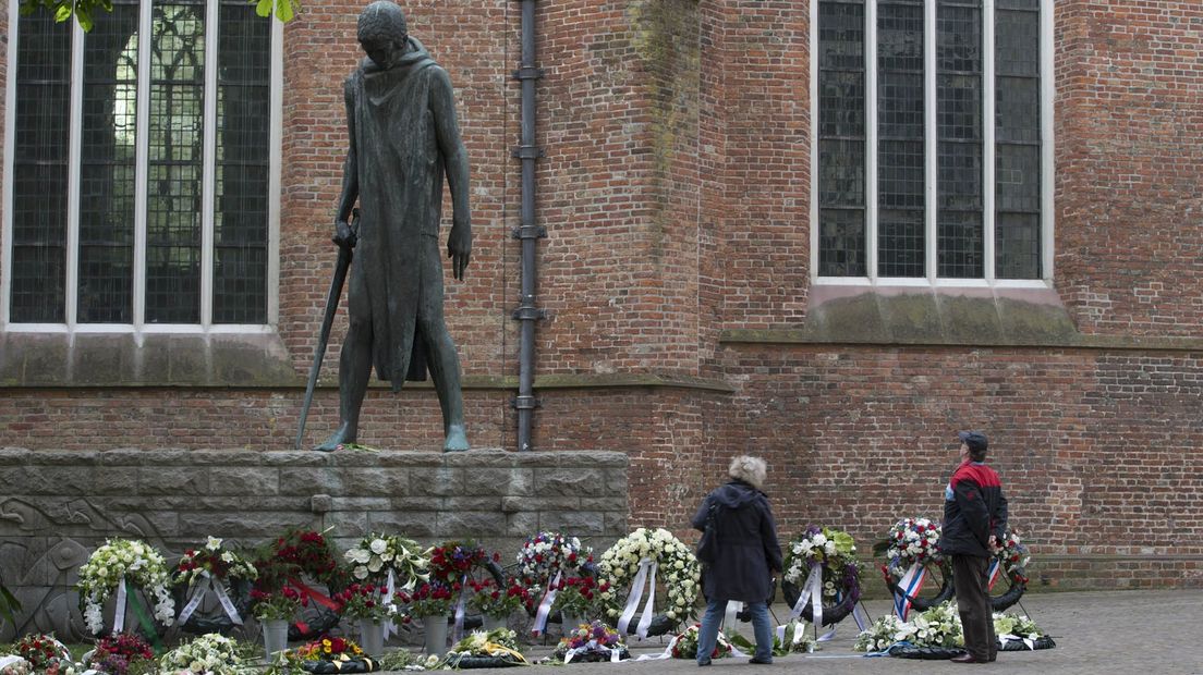 Een eerdere kranslegging bij het Martinikerkhof