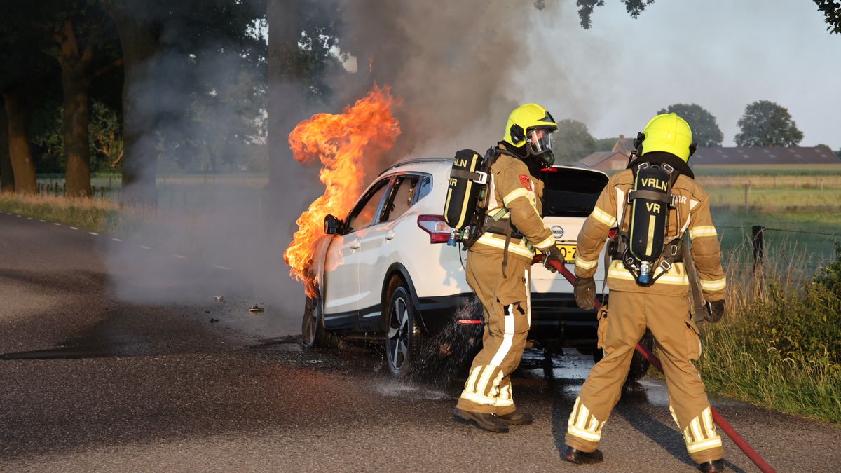 Auto vliegt onder het rijden in brand in Ottersum