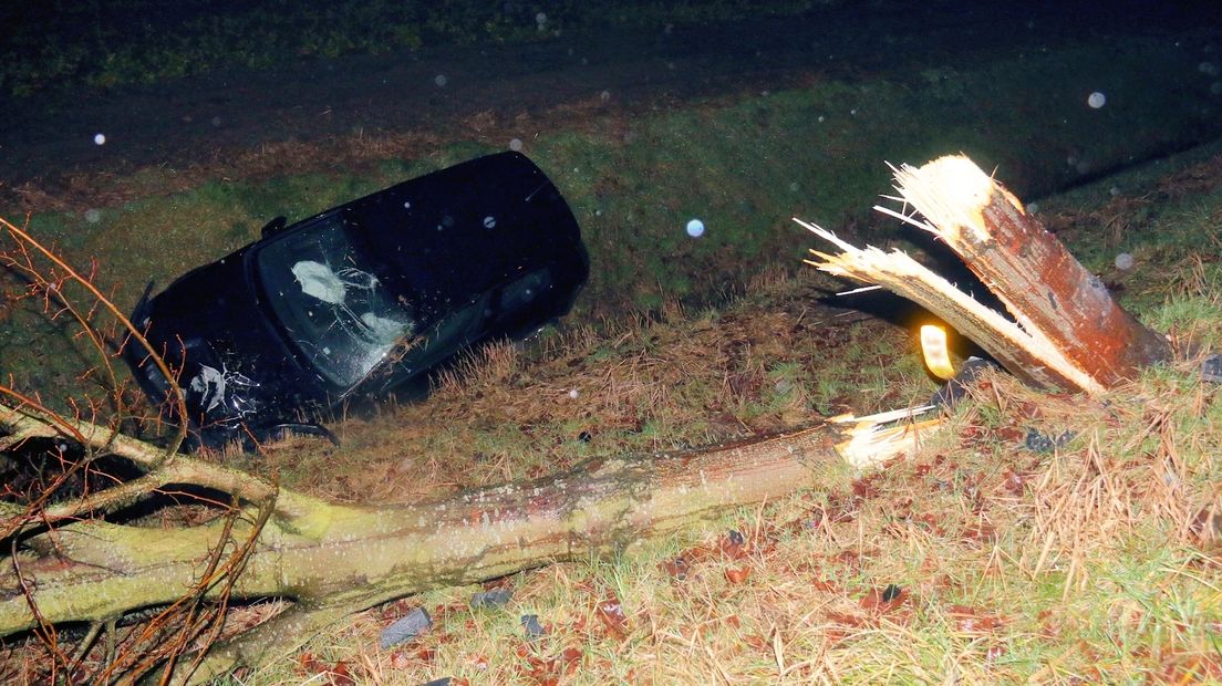 Drie keer auto van de weg, een boom in tweeën (video)