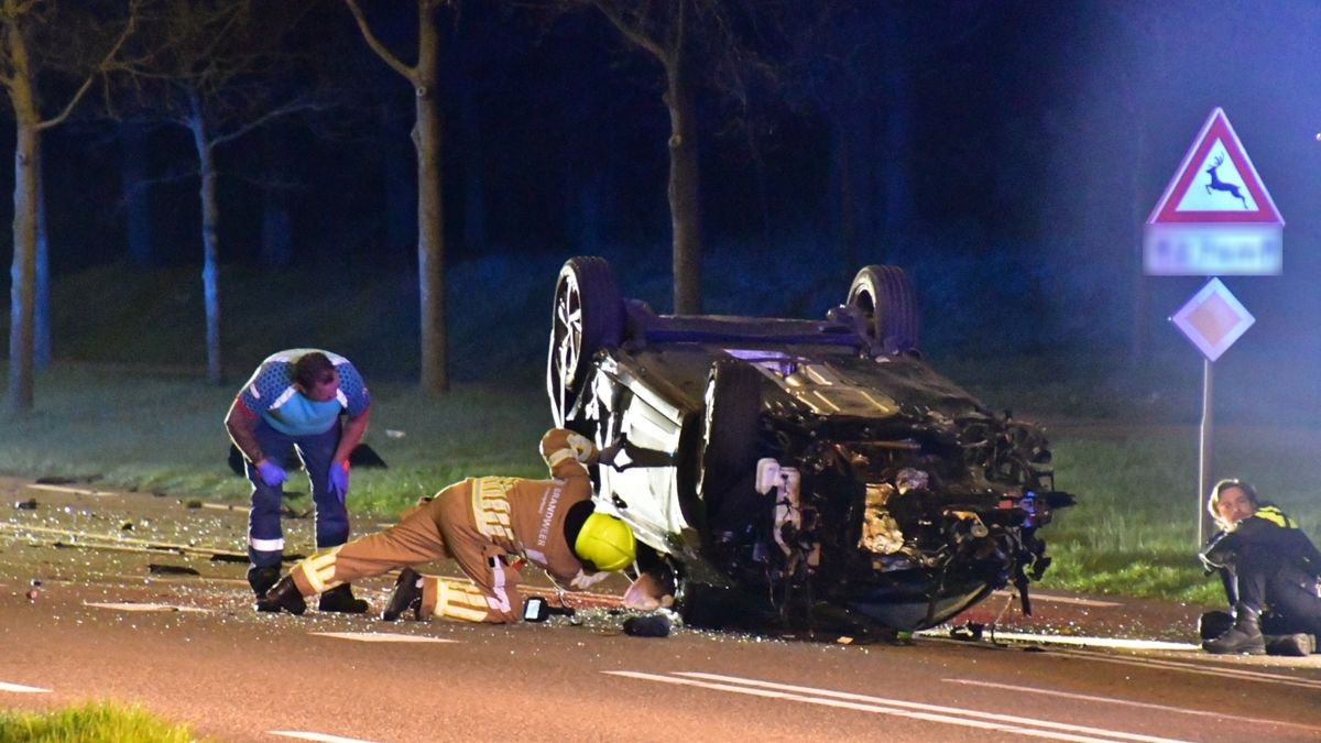 Auto botst tegen boom en belandt op de kop