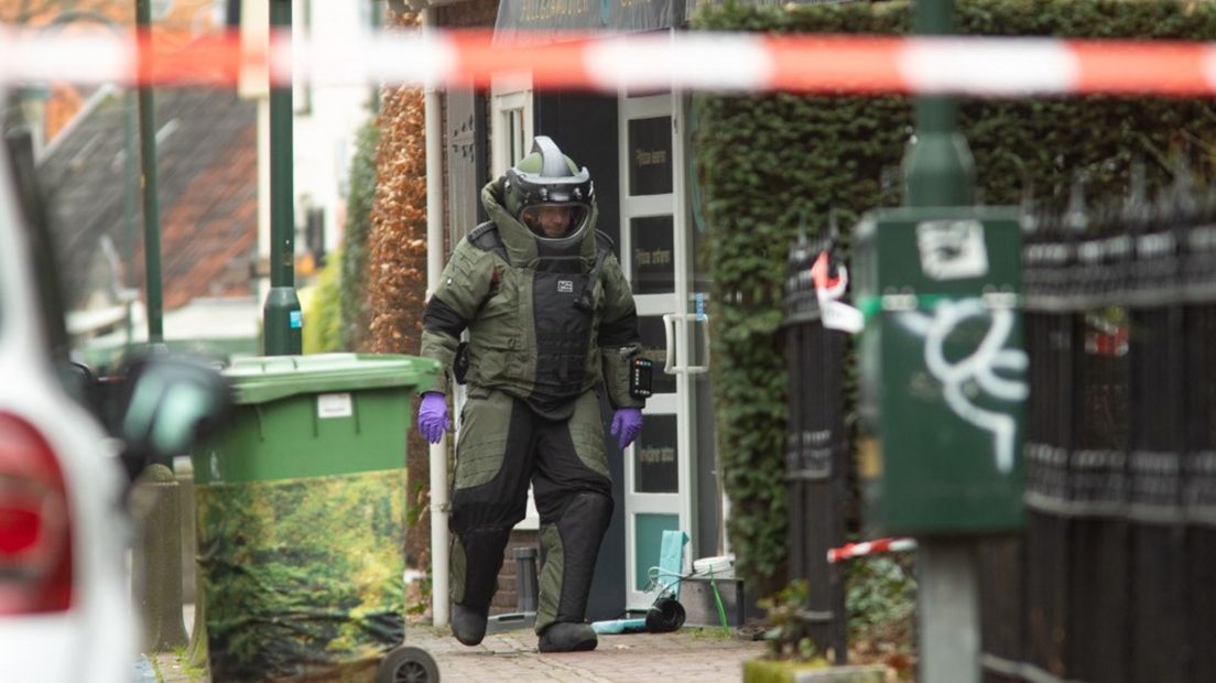 De Explosieven Opruimingsdienst Defensie onderzoekt het explosief in Laren.