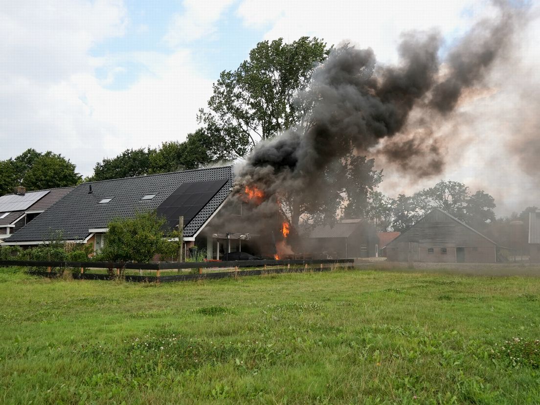 Uitslaande brand in woonboerderij aan de Alteveer in Hoogeveen