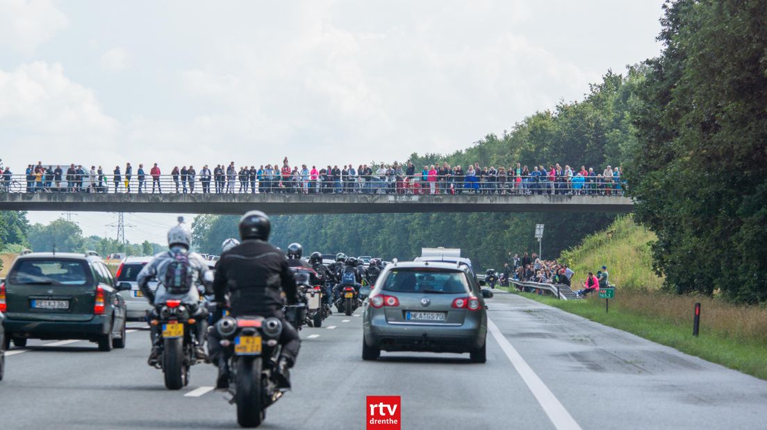 Op viaducten en langs de A28 werden de motorrijders en automobilisten uitgezwaaid (Rechten: RTV Drenthe / Kim Stellingwerf)