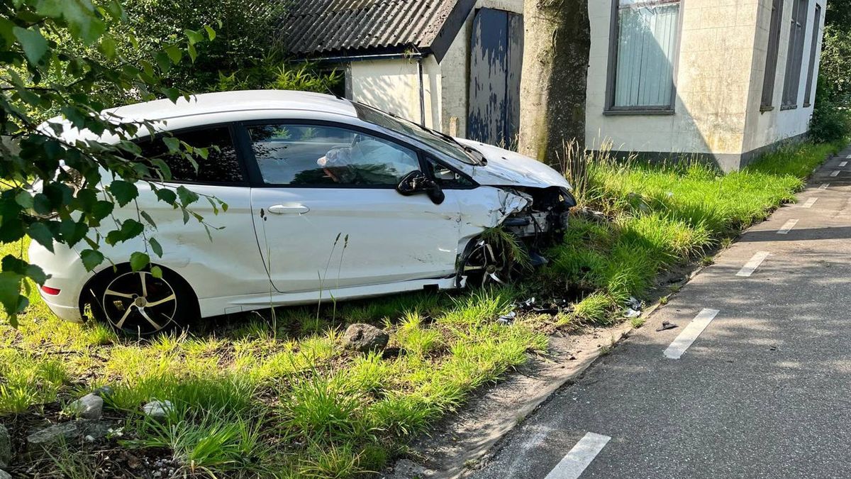 112 nieuws: Auto brandt uit in Dalfsen | Vrouw naar het ziekenhuis na val van crossmotor