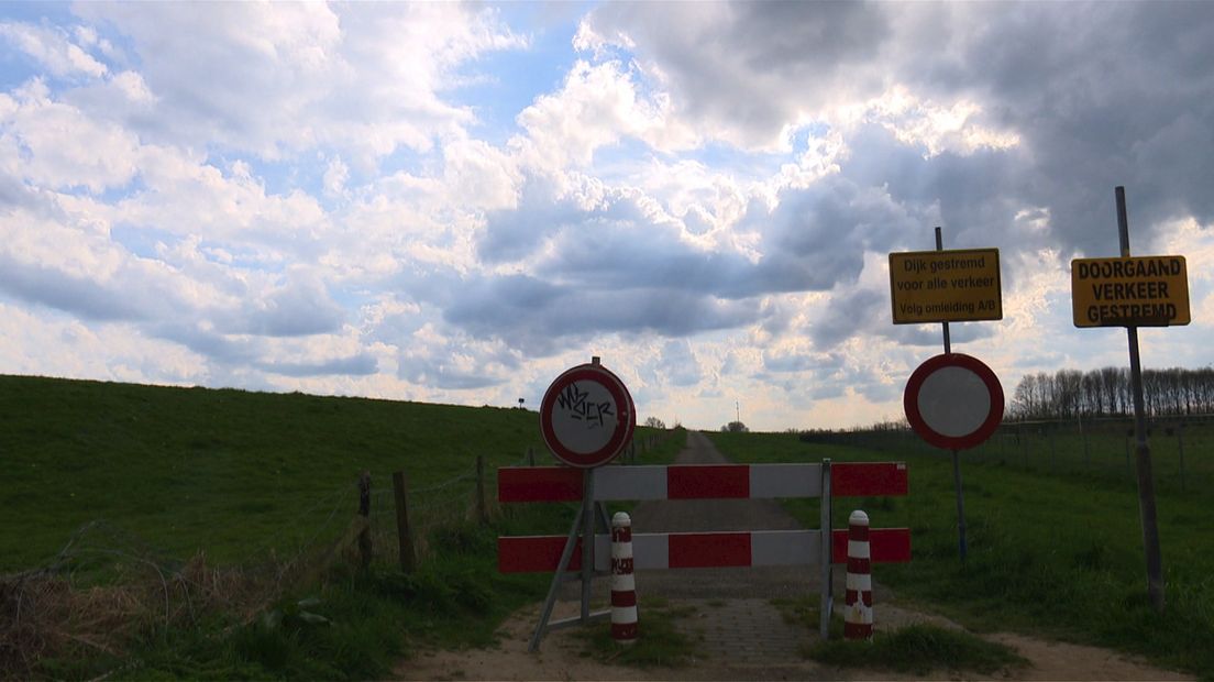 De dijk bij Zwolle is tijdelijk afgesloten