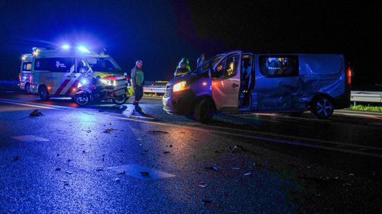 Bestelbus en auto in botsing op N34 bij Emmen-Noord. Bestelbus en auto in botsing op N34 bij Emmen-Noord.