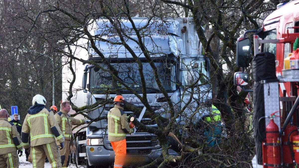 Vrachtwagenchauffeur gewond na ongeluk in Nieuw-Dordrecht
