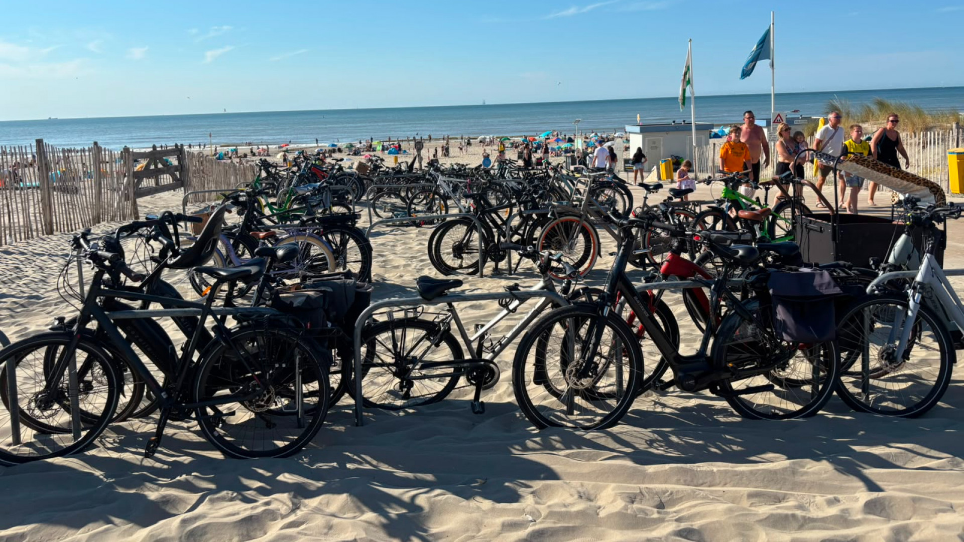 Zonsverduistering | Beginnende drukte op strand - Lange rijen voor winkel met nieuwe eclipsbrillen