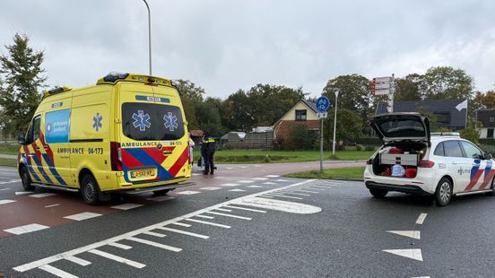 Fietser gewond bij aanrijding op rotonde in Raalte, automobilist rijdt weg. Fietser gewond bij aanrijding op rotonde in Raalte, automobilist rijdt weg.