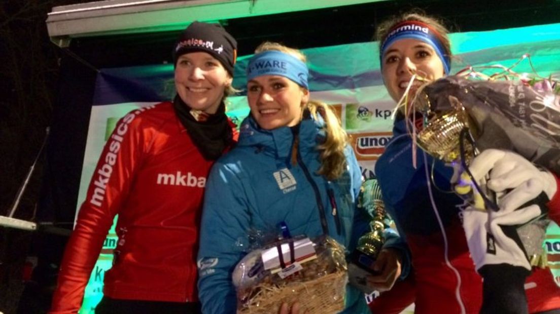Het podium, met links Elma de Vries (Rechten: RTV Drenthe / Karin Mulder)