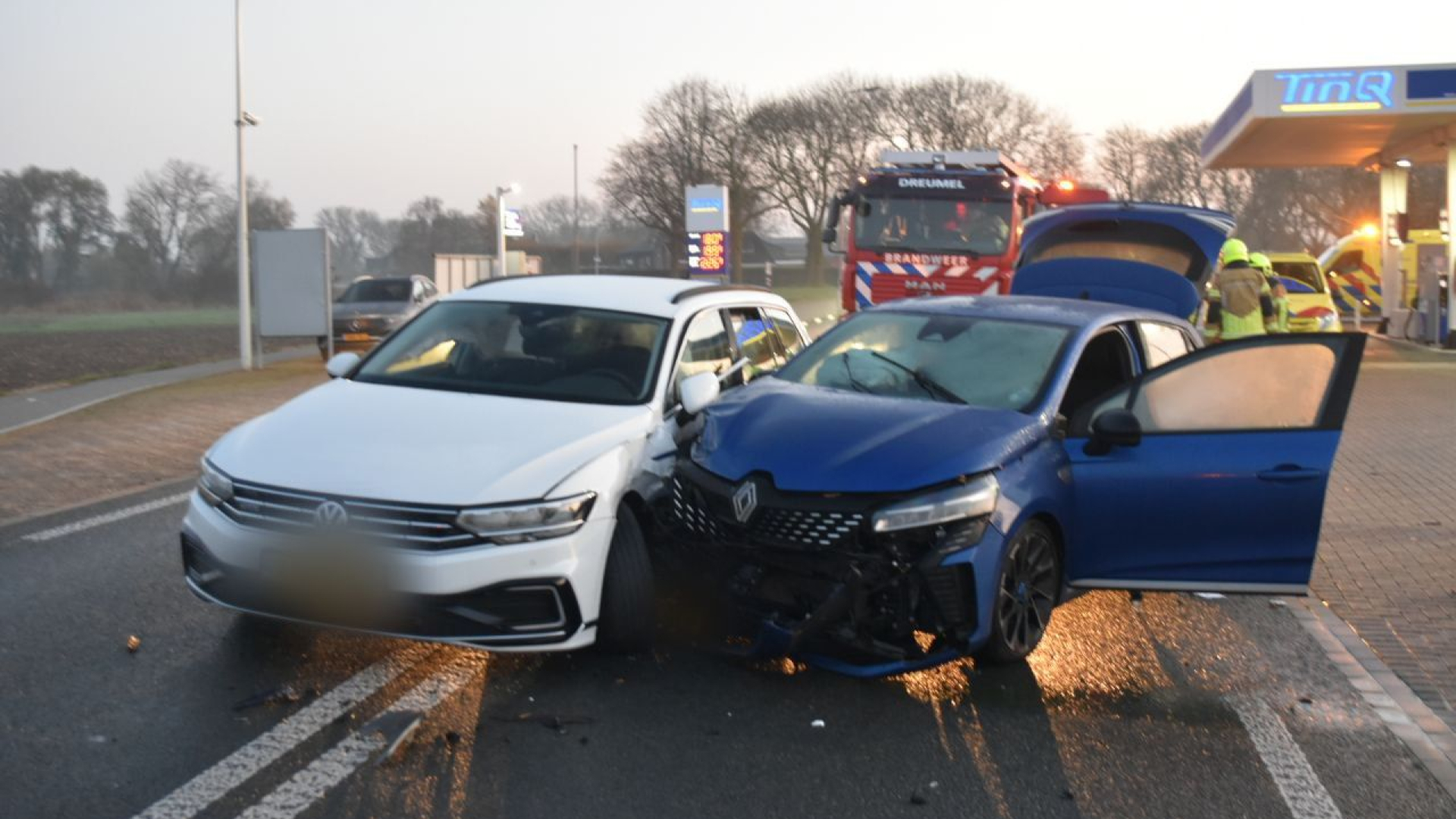 Twee auto's botsen op N322